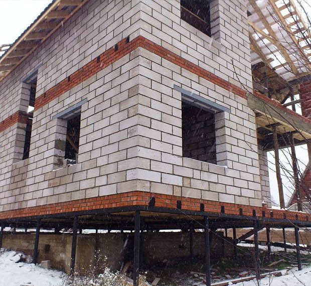Монтаж свайно-винтового фундамента под дом из пеноблока в Волоколамске
